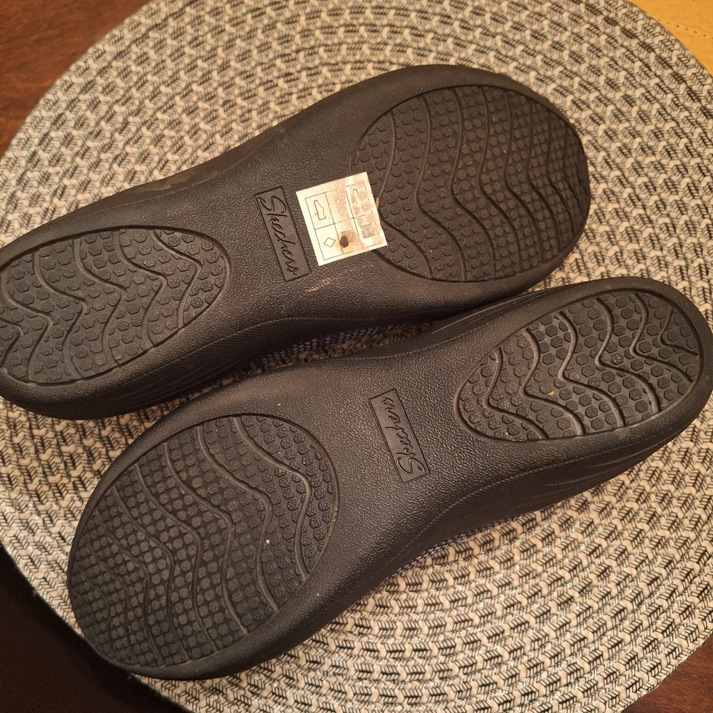 SKECHERS STRETCH FIT slip on round toe gray/black knit perfect for fall …